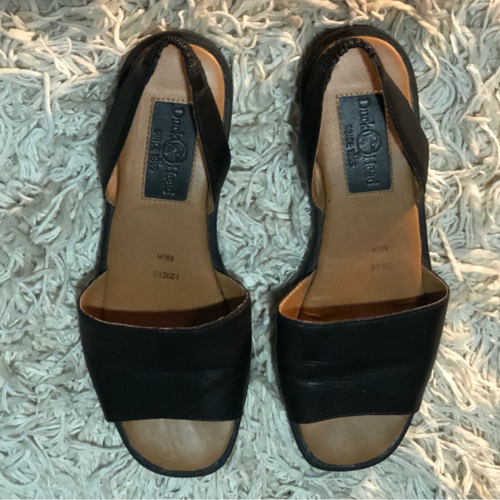 Duck Head Sz 6.5 sandals.Leather upper/footbed.Back strap.Rubber sole. Comfy